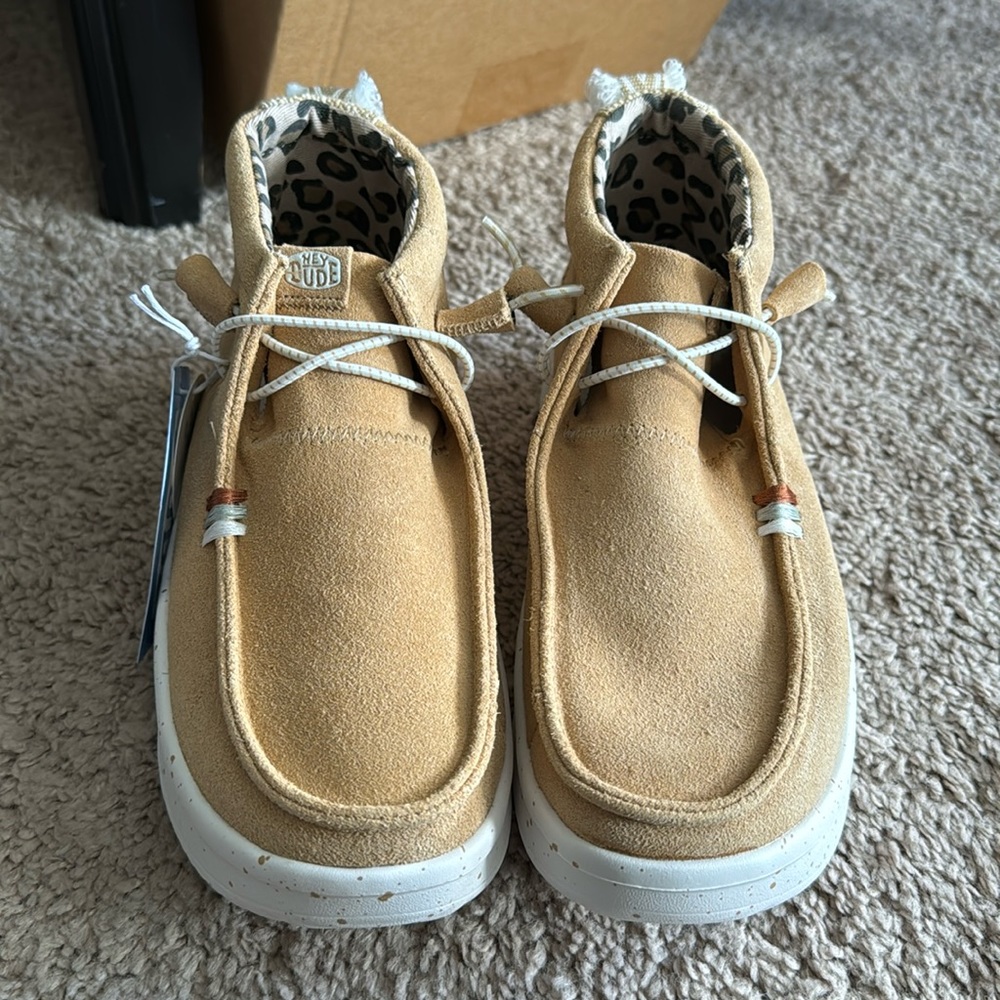 SALE!! BRAND NEW! Size 8. Water repellent!